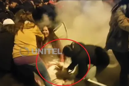 Video: ¿Qué pasó? La olla que hervía en medio de la verbena paceña cayó cerca de una niña en medio del caos