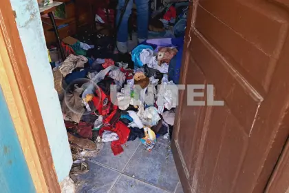 Rescatan a dos niños que vivían en medio de la basura, moscas y heces; los padres fueron aprehendidos