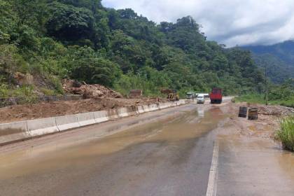 Deslizamiento en la ruta nueva Cochabamba – Santa Cruz, solo un carril está habilitado en la zona de Cristal Mayu