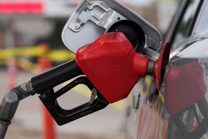 Gobierno y una federación de choferes de La Paz acuerdan levantar el bloqueo de placas para el carguío de combustible