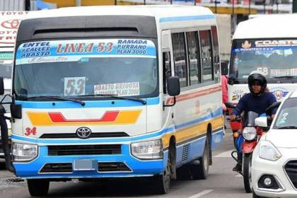 Hay vecinos que ocupan hasta seis micros al día y dicen que deben ajustar otros otros gastos por alza del pasaje