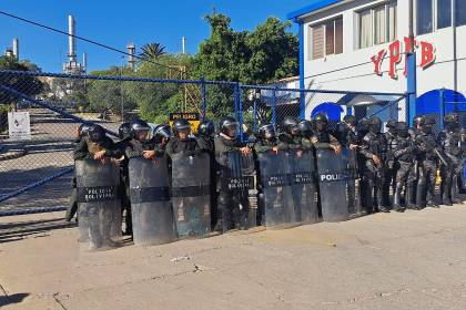 Evistas lanzan explosivo a policías que resguardan las instalaciones de YPFB en Cochabamba