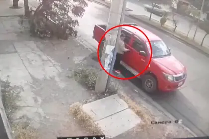 Video: Delincuente se apodera de Bs 23.000 de una camioneta en cuestión de minutos