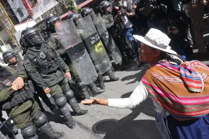 Defensoría pide a la marcha evista evacuar a personas vulnerables y a la Policía racionalizar el uso de la fuerza