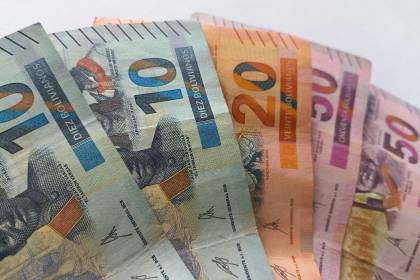 ASFI advierte que entidades financieras retendrán billetes sustraídos del avión siniestrado