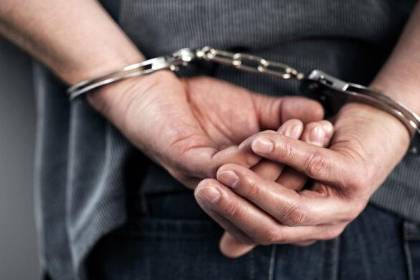 Aprehenden al padre del escolar que llevó un arma a una unidad educativa cruceña