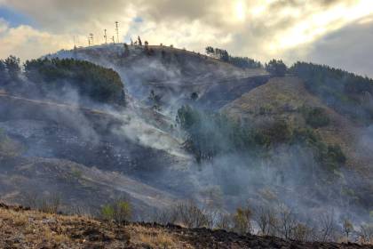 Incendio afecta la serranía de Colomi y moviliza a Bomberos y voluntarios