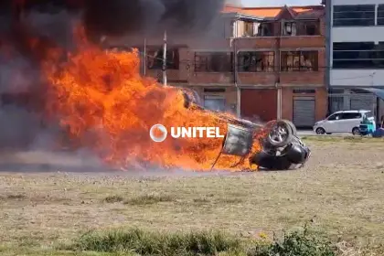 El Alto: Voltean e incendian un vehículo de presuntos ladrones tras robo de Bs 10 mil en una vivienda
