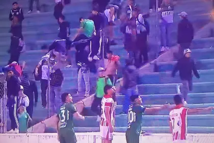 Pelea entre hinchas de Oriente e Independiente en el estadio Patria provoca la demora del partido
