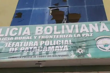 Encapuchados golpean brutalmente a policías y liberan a un arrestado acusado de estupro en Patacamaya