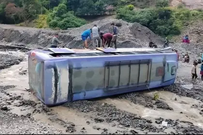 Bus con pasajeros a bordo vuelca al intentar cruzar un río en los Yungas y deja varios heridos
