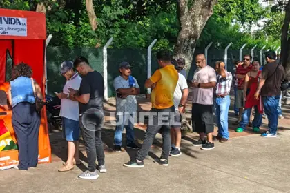 A horas del 2026, vecinos hacen fila para la inspección técnica vehicular y adquirir el SOAT en Santa Cruz