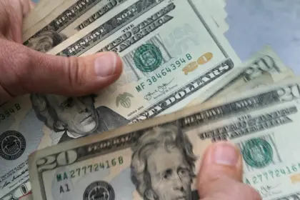 Shock de confianza del nuevo Gobierno, clave en la tendencia a la baja del dólar paralelo, señalan economistas