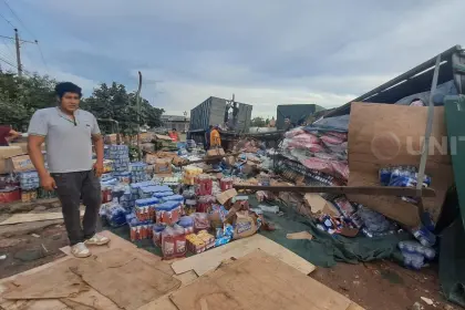Camión cargado de mercadería volcó en una rotonda de la capital cruceña