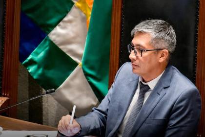 Ministro de Economía se presenta en el Senado para responder por el PGE reformulado 2026