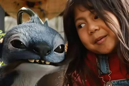 “Les tuve que cubrir los ojos”: Mamá demanda a cadena de cine por pasar tráilers de terror antes de Lilo y Stitch
