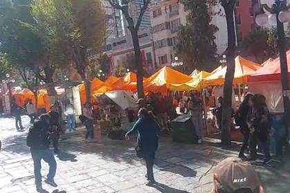 Recriminan y lanzan tomates a dirigentes de la COB cuando ingresaban a su ampliado en La Paz