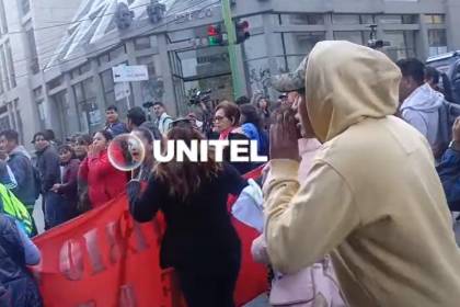 Abuchean y obligan a retroceder a maestros que marchaban cerca de la plaza Murillo