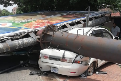 Una gigantografía cae sobre al menos tres vehículos en la avenida Cristo Redentor de la capital cruceña