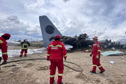 Bomberos reportan hallazgo de restos humanos cerca del accidente de avión militar en El Alto