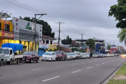 Falta combustible: Se agudizan las filas de vehículos, que se extienden por varias cuadras