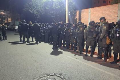 Policías y militares se desplazan en Cochabamba tras la declaratoria del Estado de Excepción; en La Paz están en apronte