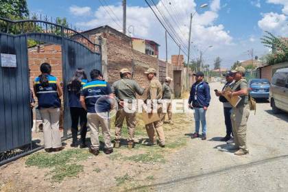 Rescatan a tres estudiantes que estaban dentro de la casa de un profesor investigado por abuso sexual y corrupción de menores