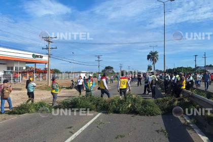 Mototaxistas instalan bloqueo en la carretera Santa Cruz de la Sierra-Warnes en reclamo por combustible