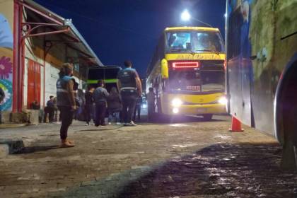 Habilitan salida de buses de La Paz a Cochabamba; piden precaución por las piedras u otros objetos en la carretera 