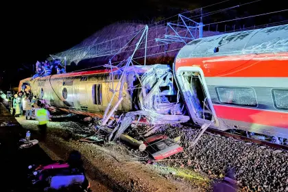 Al menos dos muertos tras descarrilarse dos trenes en una localidad de España