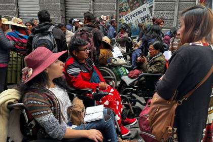 Personas con discapacidad protestan cerca de la Casa Grande del Pueblo