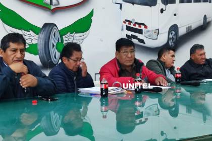 Choferes se reúnen en un ampliado nacional en Santa Cruz ante el nuevo precio del diésel; advierte con un paro 