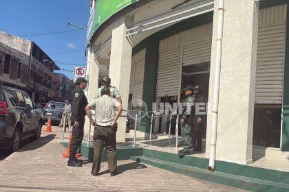 Sujeto armado y con máscara de payaso, maniató al guardia de una entidad financiera y se llevó más de Bs 50.000