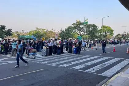 Incertidumbre en pasajeros tras suspensión de vuelos a causa de un incendio en el aeropuerto Viru Viru