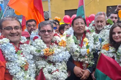 Exdefensor Waldo Albarracín inscribe su candidatura a la Alcaldía de La Paz