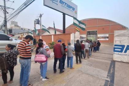 Emapa registra largas filas de personas que buscan comprar arroz en Santa Cruz