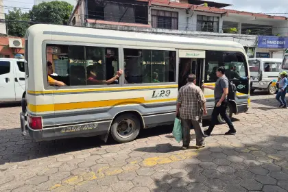 Micreros esperan respuesta de la Alcaldía cruceña sobre aumento del pasaje; el plazo vence este viernes