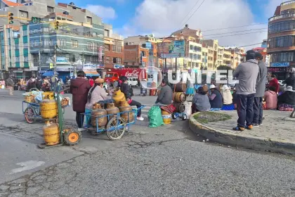 Filas y bloqueos en El Alto y La Paz por garrafas; vecinos denuncian que esperan horas para poder comprar