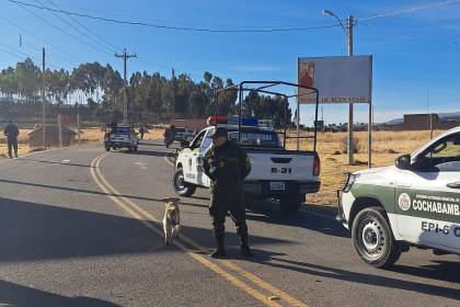 Contingente policial llega a la ruta antigua Cochabamba – Santa Cruz para desbloquear