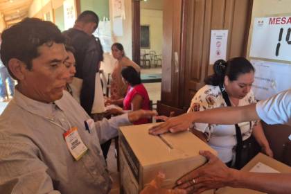 Comienzan a cerrar las mesas electorales en Bolivia para dar inicio al conteo de votos