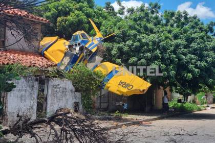 Cae avioneta en una casa por la zona de San Aurelio en Santa Cruz de la Sierra