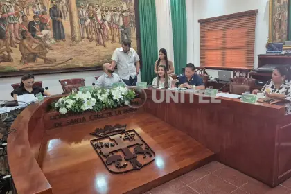 Video: En medio de gritos, se suspende la sesión del Concejo cruceño “para no vulnerar derechos”, según Alberti