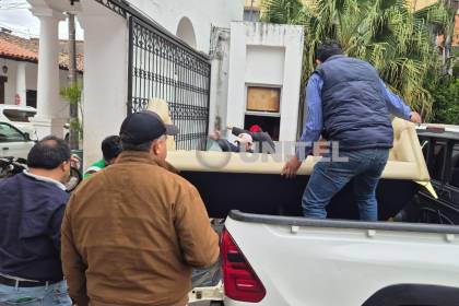Retiran pertenencias de Silvana Mucarzel del Concejo de Santa Cruz de la Sierra en medio de disputa por curules
