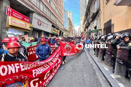 Contingente policial interviene el Ministerio de Trabajo y desaloja a dirigentes de la COB