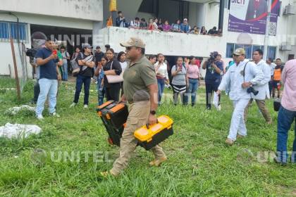 Una joven universitaria cae desde un edificio en el predio de los módulos de la Uagrm 