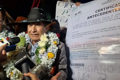 ‘Tata’ Quispe se inscribe como candidato a la Gobernación paceña y muestra su certificado de antecedentes