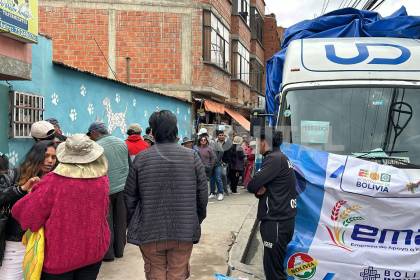 La Paz: Reportan discusiones y empujones por la venta de arroz de Emapa en la avenida Periférica 