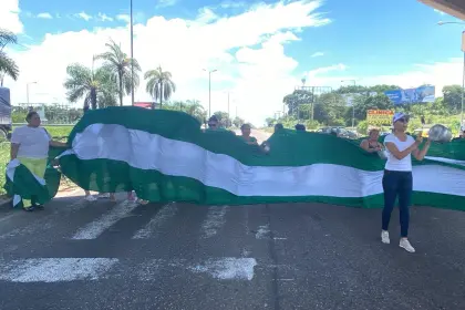 “Se están aprovechando de la crisis”: Instalan protesta en puente de Viru Viru ante alza de precios