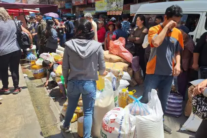 Gobierno llama a la calma, garantiza abastecimiento de combustibles y alimentos y denuncia desinformación