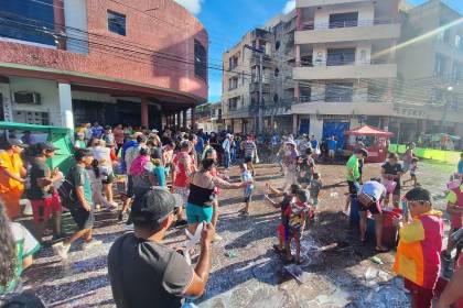 El corazón de la capital cruceña late al compás de la banda y la fiesta en el lunes de Carnaval
